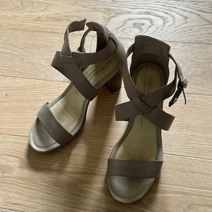 ECCO HEELS. Perfect condition   Grey Sz 7
